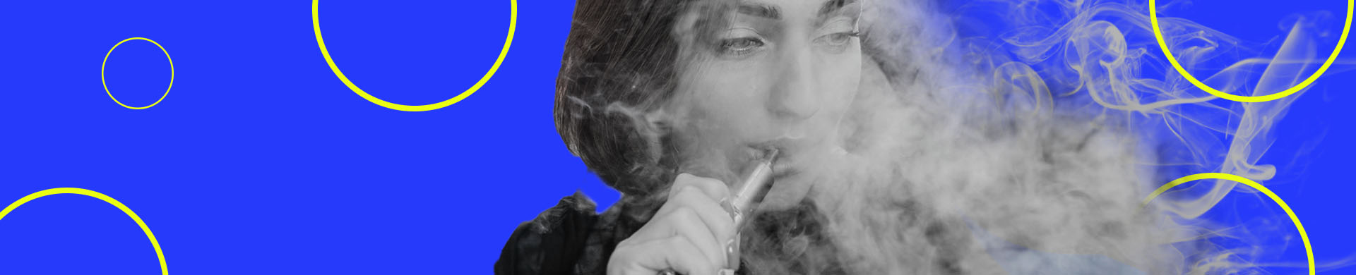 mulher de cabelo curto com pod na boca soltando vapor