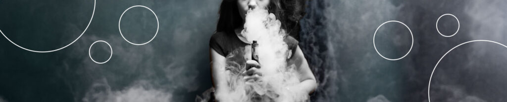 mulher soltando vapor após vaporizar vape