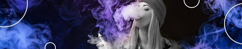 mulher de cabelo loira, com toca na cabeça sobrando fumaça segurando vape recarregavel