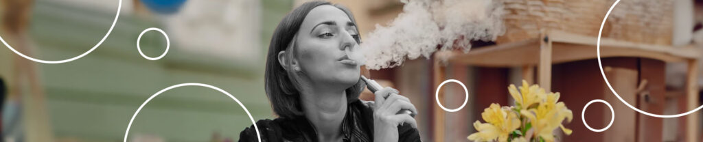 mulher de cabelo curto soltando fumaça após vaporizar cigarro eletrônico
