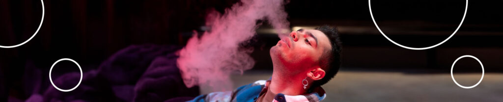 homem soprando vapor para cima