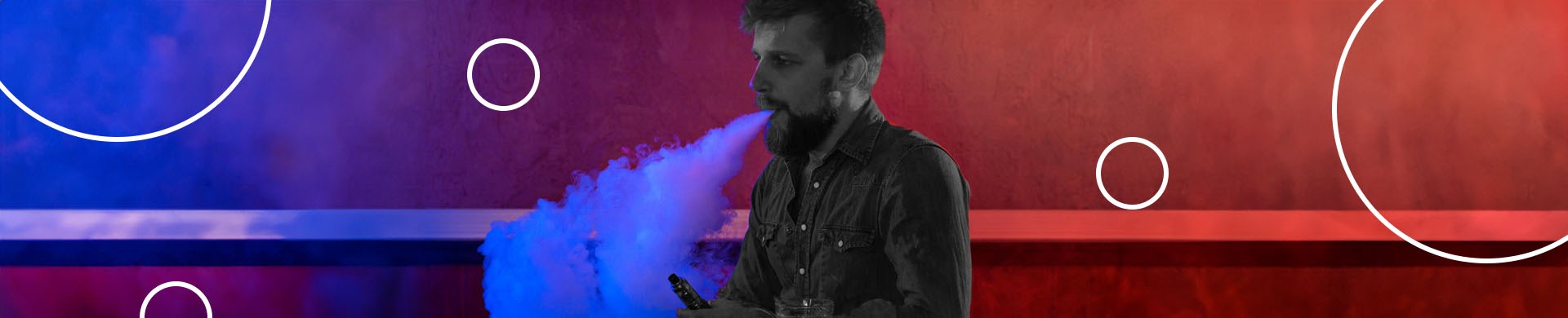 homem soltando vapor gerado pelo ato de fumar cigarro eletrônico