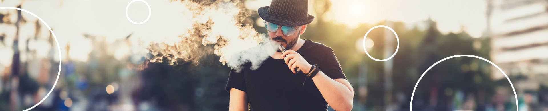 homem de chapéu fumando cigarro eletrônico e soltando o vapor.