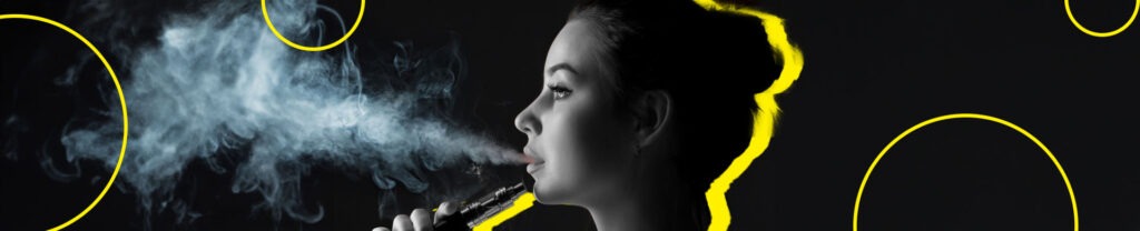 mulher vaporando cigarro eletrônico com juice em um fundo preto