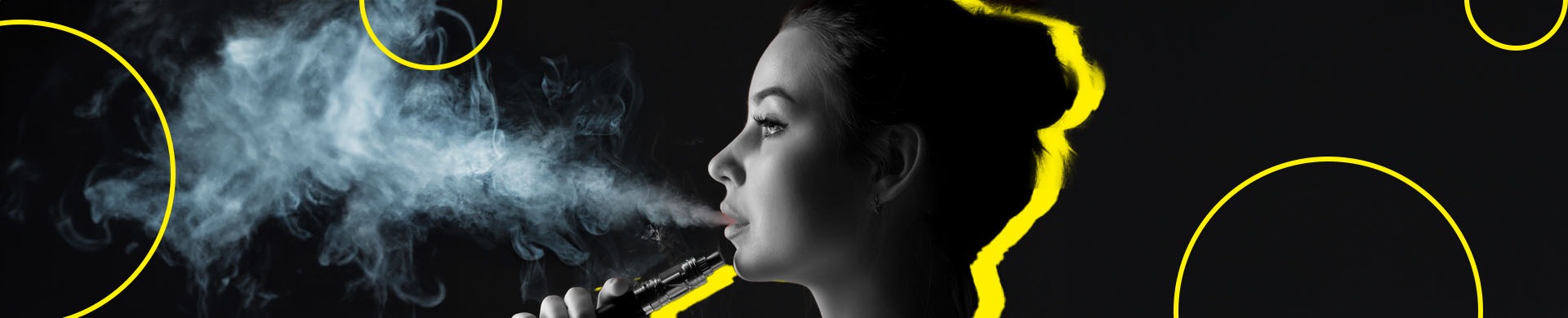 mulher vaporando cigarro eletrônico em um fundo pret